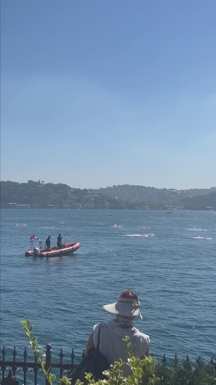 İki kıta, sayısız kulaç ve arkasında kocaman bir emek, tebrikler Buse! 🌊🧡